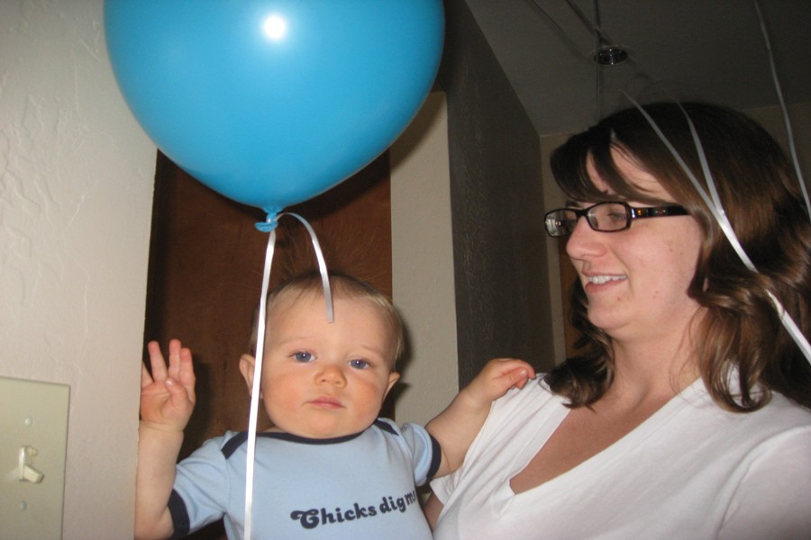 ../image/playing balloons with aunt stef.jpg